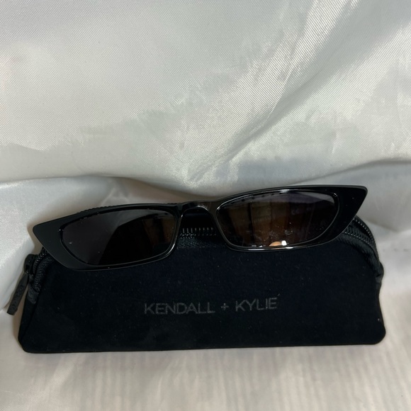 Kendal + Kylie sunglasses with suede case - Picture 5 of 7